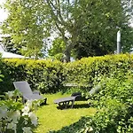 Groundfloor Lakefront Garden Bike&boat& Scooter Lägenhet