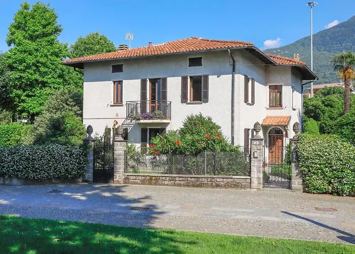 Villa Lago Groundfloor Lakefront Beach Garden Bike&Boat& Scooter Lake Como *